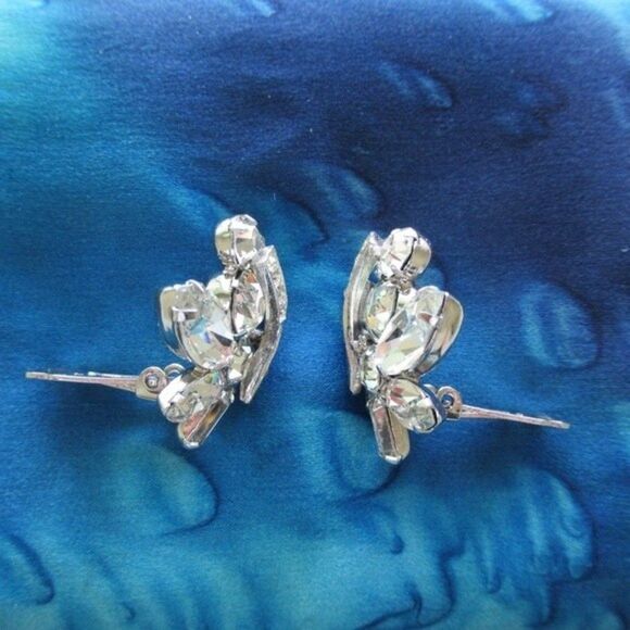 Weiss Vintage Austrian Rhinestone Clip Earrings - Picture 4 of 9